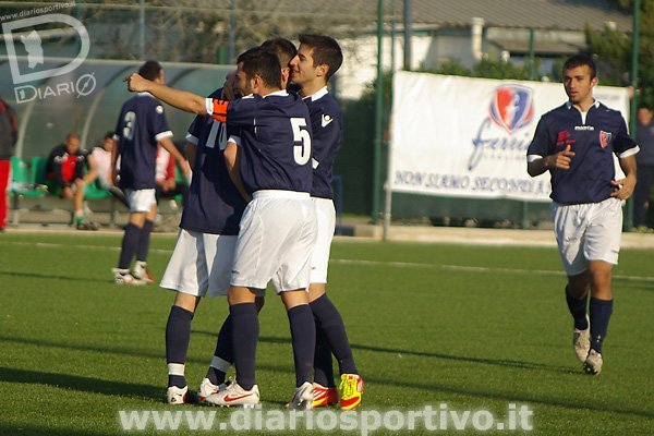 Il capitano Piga festegia Pinna dopo la rete del pareggio